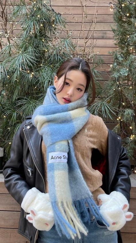 ive, wonyoung, k-pop, k-pop fashion, korean fashion, korean street style, winter fashion, winter outfits, bunny, acne studios, leather jacket, women's fashion, fall outfits, japanese fashion, izone, jang wonyoung, k-pop girl group, cute outfits, cute winter fashion, lookbook, style inspo, trendy, stylish, cold, christmas, comfy, cozy, aesthetic Acne Studios Scarf Outfit, Wonyoung Fashion, White Puffer Jacket Outfit, Korean Scarf, Acne Studios Scarf, White Puffer Jacket, Leather Jacket Brown, Puffer Jacket Outfit, Sweater Jeans