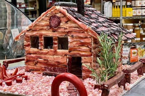 Meat And Cheese Gingerbread House, Meat Gingerbread House, Savory Gingerbread House, Charcuterie Houses, Appetizers Light, Charcuterie House, Charcuterie Chalet, Meat House, Gingerbread Contest