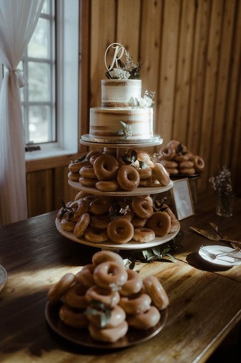 Donut Wedding Cake, Green Wedding Cake, Cocktail Wedding Reception, Wedding Donuts, Rustic Wedding Decorations, Winter Wedding Cake, Winter Wedding Decorations, Amazing Wedding Cakes, Wedding Cake Rustic