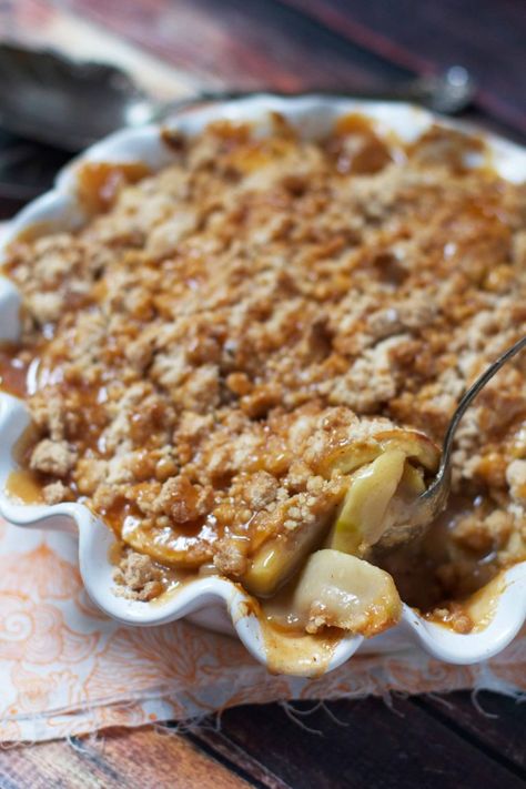 Salted Caramel Apple Crisp Melted Caramel Sauce, Caramel Apple Crisp, Salted Carmel, Apple Desserts, Caramel Apple, Apple Crisp, Apple Recipes, Caramel Apples, Salted Caramel