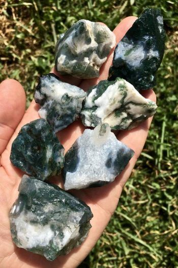 Moss Agate Aesthetic, Vibration Raising, Butterfly Museum, Su Oc, Grounding Stones, Energy Vibration, Pretty Crystals, Polished Gemstones, Agate Meaning