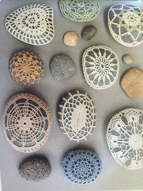 Crocheted stone cozies Crochet Pebbles, Crocheted Rocks, Crochet Stone, Doilies Crafts, Beaded Jewlery, Stone Wrapping, Stone Crafts, Textile Jewelry, Rock Crafts