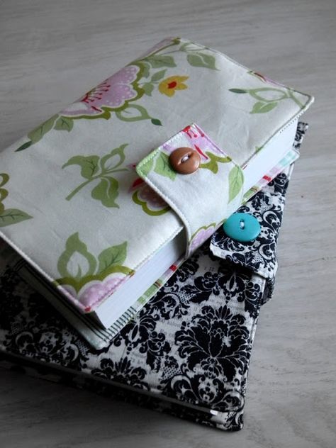 Tutorial on how to make fabric book covers with a magnetic snap.  Half the cuteness is in the fabric choice, of course, but I like the thick closure too. Diy Sac Pochette, Kids Halloween Food, Fabric Book Covers, Book Cover Diy, Craft Easy, School Photo, Costura Diy, Diy Wine Rack, Bible Covers