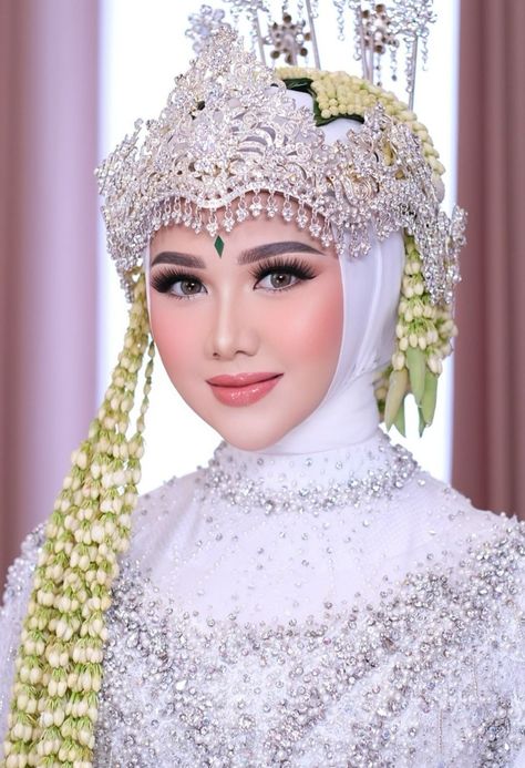 Make Up Akad Nikah Hijab, Wedding Makeup Hijab, Make Up Pengantin Hijab, Sunda Wedding, Melayu Wedding, Sunda Siger, Siger Sunda, Makeup Akad, Wedding Dress Hijab