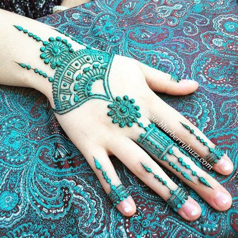 Colourful Henna And Mehndi Design (14) Mehndi Designs Finger, Glitter Henna, Small Henna Tattoos, White Henna Designs, Henna Tutorial, Small Henna, Henna Color, Henna Hand, Tato Henna