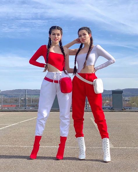 Twins Posing, Bff Matching Outfits, Twins Fashion, Bestie Outfits, Matching Outfits Best Friend, Best Friend Outfits, Twin Outfits, Bff Outfits, Sister Outfits