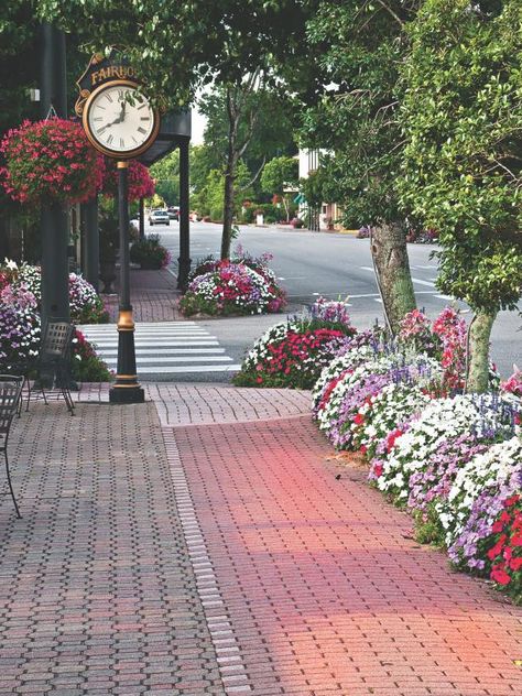 Downtown Design, Alabama Homes, Urbanism Architecture, Town Art, Fairhope Alabama, Small Towns Usa, Alabama Travel, Small Town America, Small Town Life