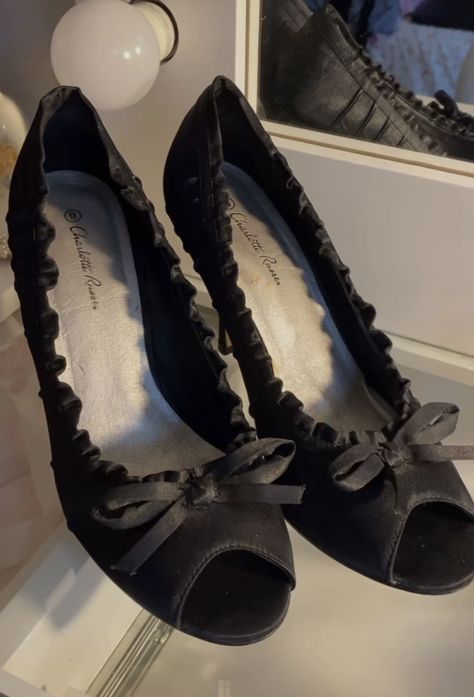 Coquette Shoes Aesthetic, Goth Coquette Aesthetic, Kitten Heels Aesthetic, Black Heels Aesthetic, Coquette Shoes, Pll Aesthetic, Bows Fashion, Black Velvet Heels, Black Coquette