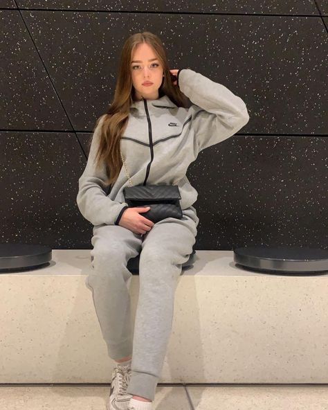 Nike Outfits Women Street Styles, Tuta Tech Nike Donna, Tuta Tech Nike, Chándales Nike, Female Roadman Style, Tech Fleece Girl, Nike Tech Girl, Nike Tech Sweater, Drip Outfits Women