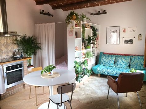 Micro Studio Apartment Ideas, Reka Bentuk Bilik Tidur, Small Studio Apartment Decorating, Hack Ikea, Studio Apartment Living, Studio Layout, Apartment Hunting, Studio Apartment Divider, Colorful Apartment