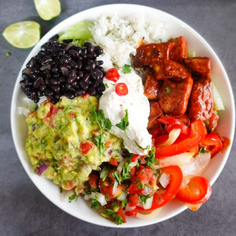 Vegan Chipotle Bowl, Chipotle Tofu, Chipotle Burrito Bowl, Chipotle Bowl, Vegan Chipotle, Bowl Meals, Guacamole Salsa, Marinated Tofu, Sushi Bowl