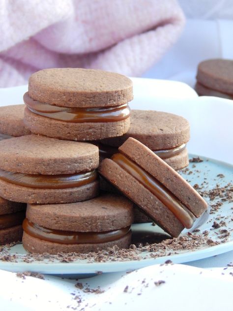 Las recetas de Clarín para este fin de semana: alfajores para todos los gustos Dessert Photography, Peruvian Recipes, Bakery Desserts, Macaroons, Chocolate Cookies, Diy Food Recipes, Chocolate Cookie, Cake Desserts, Fudge