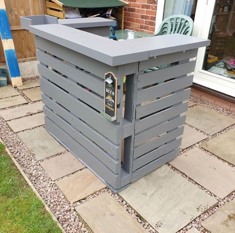 Dad creates a stylish outdoor bar for just £30 using B&Q paint and an old packing crate Diy Garden Bar, Bar En Plein Air, Garden Bar Ideas, Pallet Patio Furniture Diy, Outdoor Garden Bar, Pallet Bar Diy, Outdoor Bars, Diy Outdoor Bar, Pallet Patio Furniture