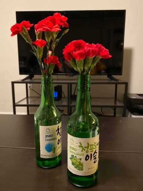 Reuse soju bottles for flowers Soju Bottle Decoration, Flower Vases Ideas, Diy Vase Decor, Plants In Bottles, Flower Vases Decoration, College Apartment, Studio Ideas, Bottle Vase, Soju