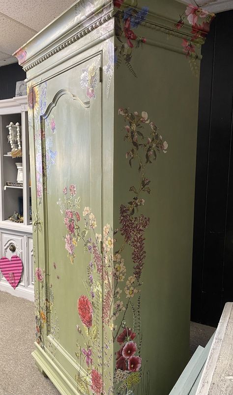 Painted Bookshelves Diy, Drawing On Furniture, Wardrobe Flower Design Bedroom, Hand Painted Flowers On Furniture, Flowers Painted On Furniture, Hand Painted Furniture Storage Cabinets, Closet Painting, Furniture Flower Painting, Floral Wardrobe Furniture