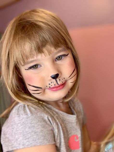 Child kitty cat Halloween makeup Kids Cat Makeup, Cat Face Paint, Halloween Makeup For Kids, Cat Halloween Makeup, Skin Care And Makeup, Cat Eye Design, Cat Makeup Halloween, Spooky Cat, Kids Makeup