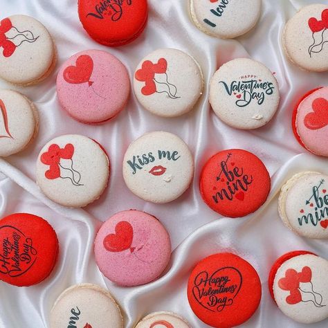 Macaron Doodle, Valentines Day Macarons, Macaron Designs, Strawberry Caramel, Valentine 2023, Boyfriend Day, 18th Cake, San Valentine, Valentine Day Boxes