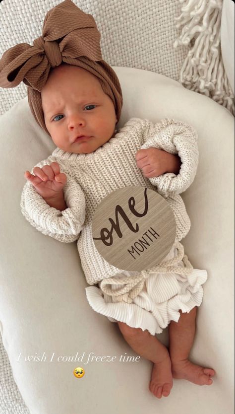 Baby Girl 1 Month Shoot, 1 Month Milestones Photo Ideas, One Month Old Baby Pictures, 1 Month Old Baby Pictures, 1 Month Baby, Baby Chloe, Baby Name Game, Newborn Fashion