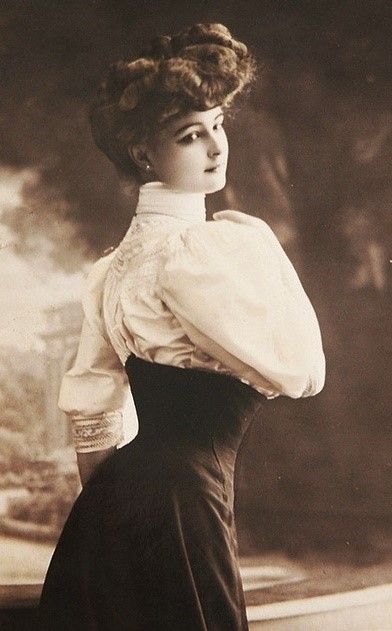 Genealogy Sleuthing Part II: Using Women's Fashion to Date Old Photos Corset And Skirt, 1900s Fashion, Gibson Girl, French Actress, Vestidos Vintage, Edwardian Era, Edwardian Fashion, Old Fashion, Pompadour