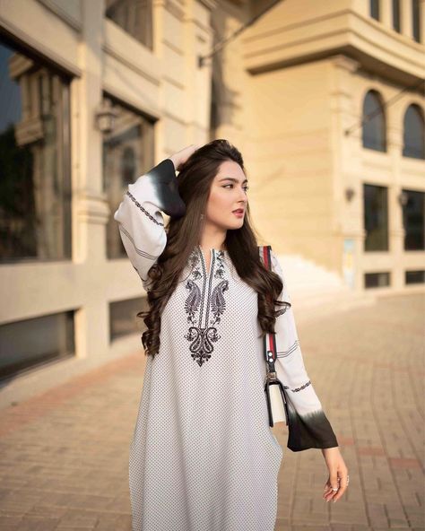 Maheen Khan, Eastern Dresses, Diamond Fashion Rings, Simple Pakistani Dresses, Organza Dupatta, Influencers Fashion, Pakistani Actress, Straight Trousers, Formal Looks