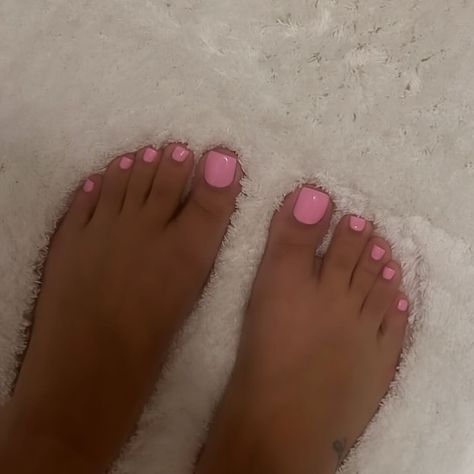 @_kimbella 🔥🔥🔥🔥🔥 | Instagram Pink Toes Pedicure, Pink Nails And Toes, Toe Pedicure Ideas, Toe Nail Polish Ideas, Toe Nails Colors, Pedicure Summer, Pedicure Pink, Hot Pink Toes, Pink Toenails