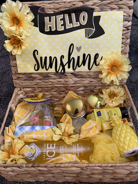 Box of sunshine☀️ Sunshine Basket Ideas, Sunshine Box Ideas, Sunshine Basket, Basket Of Sunshine, Bday Surprise, Basket Decor Ideas, Sunshine Box, Pen Pal Kit, Yellow Basket