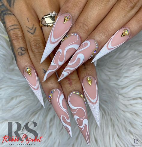 White Stiletto Nails, Acrylic Nails Stiletto, Stilleto Nails Designs, Nails Dark, Sassy Nails, Beauty Nails Design, Nails Design With Rhinestones, Stiletto Nails Designs, White Nail Designs