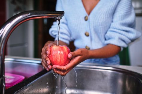 How to Wash Apples to Clean Off Dirt and Pesticides, According to Science 30 Minute Dinners, Recipe 30, Small Space Diy, Food Trends, Breakfast For Dinner, Dessert Drinks, Test Kitchen, Dessert For Dinner, Pesticides