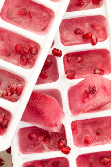 Frozen Pomegranate Recipes, Pomegranate Seed Recipes, Fresh Pomegranate Recipes, What To Do With Pomegranate Seeds, Recipes With Pomegranate Seeds, Pomegranate Ideas, Pomegranate Water, Cut Pomegranate, Infused Ice Cubes