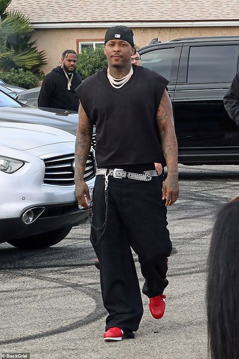 Rapper YG was flanked by security guards that held what looked to be assault rifles as he volunteered at a Thanksgiving food drive in his hometown of ... Read more at https://wikinbiography.com/rapper-yg-is-flanked-by-security-guards-with-guns-as-he-volunteers-at-a-thanksgiving-food-drive-in-his-hometown-of-compton/ Fabulous Rapper, Thanksgiving Food Drive, Yg Rapper, Food Drive, Thanksgiving Food, Latest Celebrity News, Security Guard, Drive In, Thanksgiving Recipes