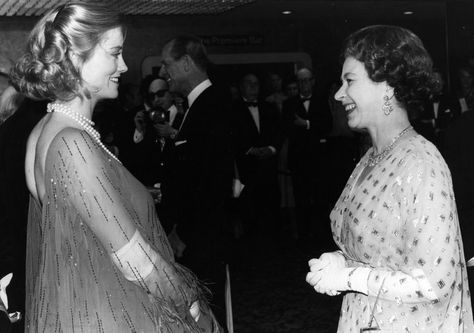 Pregnant Cybill Shepherd (left) with Queen Elizabeth II. Pregnant Queen Elizabeth, Cybil Shepherd, Royal Films, Cybill Shepherd, Shirley Bassey, Pregnancy Fashion, Pregnant Celebrities, Reine Elizabeth, Jayne Mansfield