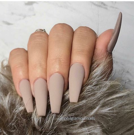 Still a go in 2019, the matte finish light rosy brown nails. Brown Acrylic Nails, Simple Acrylic Nails, Fall Acrylic Nails, Coffin Nails Long, Acrylic Nails Coffin Short, Brown Nails, Dream Nails, Coffin Nails Designs, Dope Nails