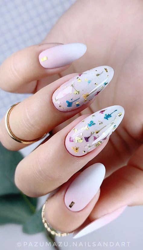 Pressed Flower nails Give your nails a feminine look with a dried flower press on nails like this. Pressed flower nails are our newest... Pressed Flower Nails, Nail Art Fleur, Chic Nail Designs, Bunny Nails, Manicure Nail Designs, Flower Nail Designs, Nail Jewelry, Dry Nails, Flower Nail Art