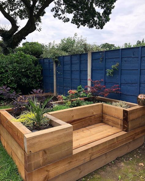 Garden furniture made from railway sleepers. Garden inspirations and ideas. Make your own flower beds. A garden makeover Sleepers Garden, Veg Planters, Railway Sleepers Garden, Sleepers In Garden, Garden Furniture Ideas, Backyard Garden Beds, House Gardening, Garden Board, Balinese Garden