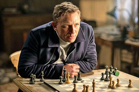 Daniel Craig Spectre, James Bond Suit, Bond Suits, James Bond Spectre, Daniel Craig James Bond, Celebrity Style Guide, Playing Chess, 007 James Bond, Clothing Guide