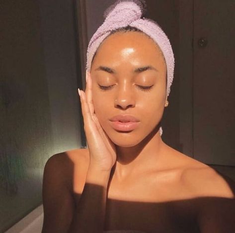 The Future of Glowy Skin is Now (*also try this DIY technique*). | BELLEMOCHA.com Glowy Skin Naturally, Lux Skins, Celebrity Beauty Secrets, Pele Natural, Clear Glowing Skin, Glow Skin, Pretty Skin, Glowy Skin, Dewy Skin