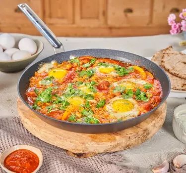 Egg Vegetable Breakfast, Vegetables Breakfast, Turkish Eggs, Breakfast Vegetables, 20 Minute Recipes, 200 Calories, Turkish Recipes, Quick Snacks, Cooking Time