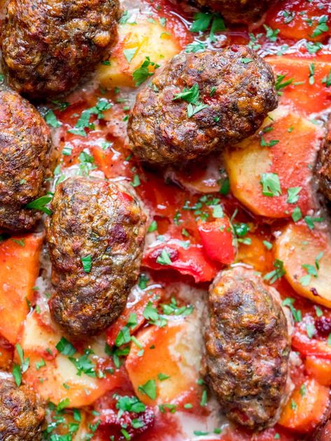 Izmir köfte – Baked Turkish meatballs with vegetables - Recipe - A kitchen in Istanbul Meatballs With Vegetables, Turkish Meatballs, Easy Tomato Sauce, Meatball Ingredients, Tomato Sauce Recipe, Oven Dishes, Middle Eastern Recipes, Turkish Recipes, Meatball Recipes