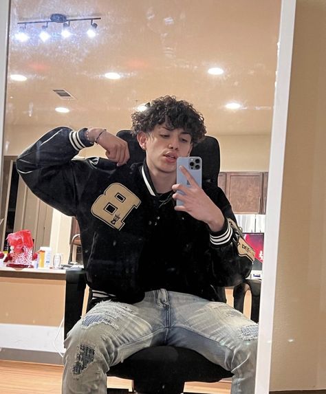 Julian Barboza, Boys With Curly Hair, Curly Hair Styles, Mirror Selfie, Fashion Outfits, Hair