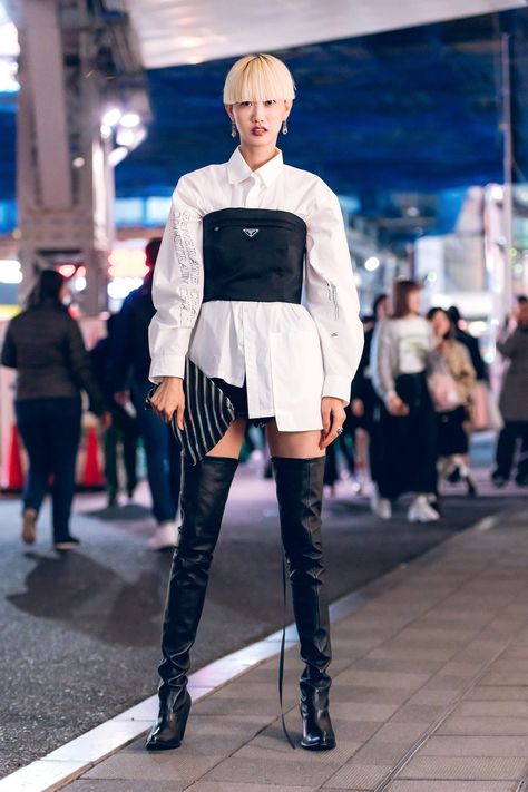 The Best Street Style From Tokyo Fashion Week Fall 2019 | Vogue Seoul Fashion Week Street Style, Tokyo Fashion Street, Asian Street Fashion, Style Dr Martens, Tokyo Fashion Week, London Fashion Weeks, Tokyo Street Fashion, Harajuku Girls, Tokyo Street Style