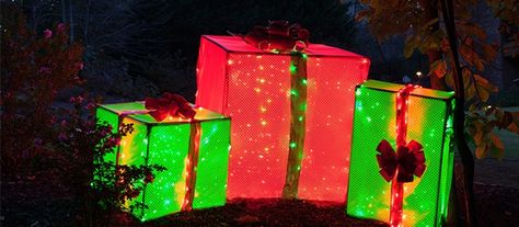 DIY lighted Christmas presents created with a PVC frame Outdoor Christmas Presents, Christmas Floats, Lighted Christmas Boxes, Diy Christmas Yard Decorations, Outdoor Christmas Diy, Christmas Workshop, Chicken Wire Frame, Pvc Frame, Christmas Lights Outside