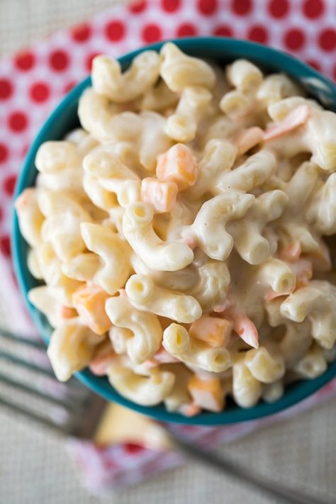 This amazing sweet macaroni salad recipe tastes just like the one my grandma used to make when I was a kid. The flavor is incredible! Hellmans Macaroni Salad Recipe, Hellmans Macaroni Salad, Sweet Macaroni Salad Recipe, Sweet Macaroni Salad, Macaroni Salad Recipe, Macaroni Salad, Pizza Hut, Salad Recipe, Cheddar Cheese