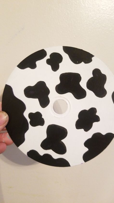 Painting Ideas Cow Easy, Ideas Para Pintar Cd, Ideas Para Pintar Cds, Cow Print Room Ideas, Cd Painting Aesthetic, Cute Vinyl Record Paintings, Painting On Dvd Disc, Dvd Art, Cd Idea