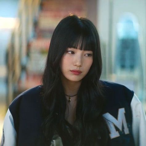 Bae Suzy Black Hair, Doona Korean Drama Suzy, Suzy Bae Doona, Bae Suzy Bangs, Lee Doona Kdrama, Bae Suzy Hair, Lee Doona Outfit, Doona Korean Drama Outfit, Korean Girl Actors