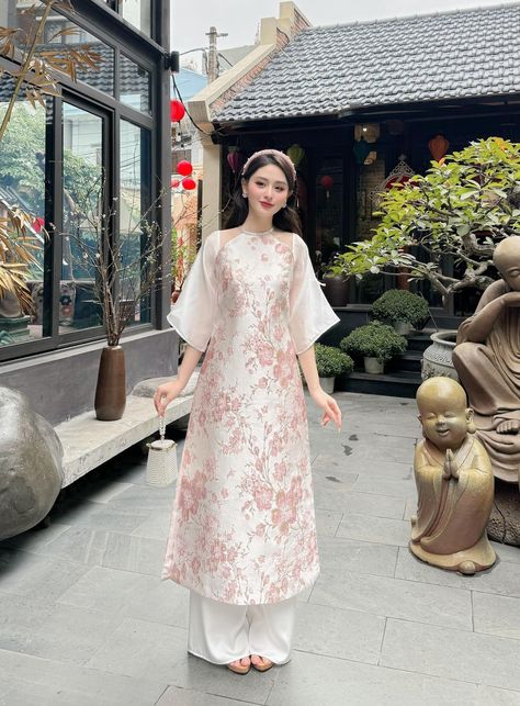 Ao Dai Plus Size, Vietnamese Dress Ao Dai Modern, Ao Dai Tet, Dark Avatar, Ao Dai White, Ao Dai Modern, Traditional Vietnamese Clothing, Vietnamese Traditional Clothing, Ao Dai Wedding