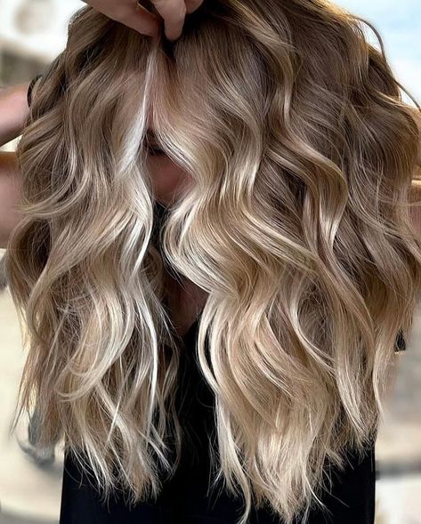 Fall Blonde Hair, Kadeřnické Trendy, Blonde Hair Inspiration, Winter Hair Color, Hair Color And Cut, Long Blonde, Hair Inspiration Color, Long Blonde Hair, Winter Hairstyles