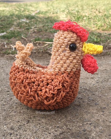 ✨ on Instagram: “Loomigurumi Hen 🐓 Oooo I’m so happy with this design I’ve never done before!! 🤪 it’s too cute! �😍 D & T: @canalcrochet amigurumi pattern on…” Loomigurumi Patterns Rubber Bands, Loomigurumi Patterns, Loomband Ideas, Loom Band Patterns, Bracelet Stuff, Rubber Band Crafts, Rainbow Loom Rubber Bands, Rainbow Loom Creations, Rainbow Loom Patterns