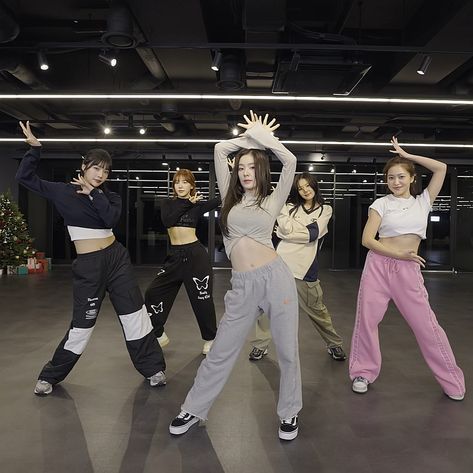 Red Velvet 'Birthday' Dance Practice Sm Dance Room, Boy Post, Dancer Lifestyle, Dance Rooms, Dance Dreams, Dance Outfits Practice, Group Dance, Adventure Aesthetic, Practice Outfits