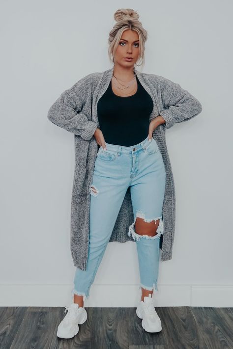 Casual Outfits To Wear To Work, Over Sizes Tshirts Outfits, Cold Night Out Outfit Casual, Long Grey Cardigan Outfit Casual, Leggings Outfit Cardigans, Over Sized Cardigan Outfits, Long Cardigan Outfit Midsize, Casual Outfits With Cardigans, Mom Cardigan Outfits