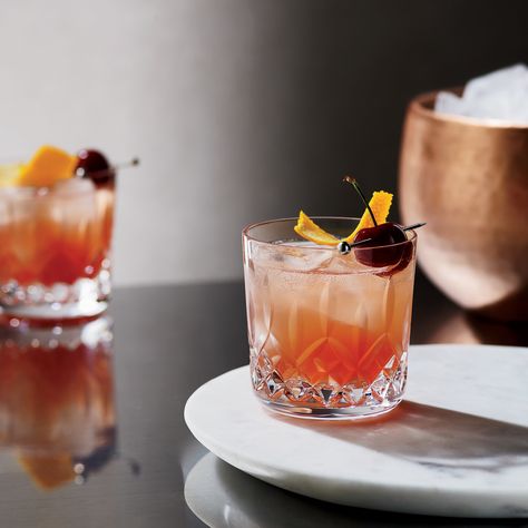 Best Whiskey Cocktails, Classy Cocktails, New York Sour, American Cocktails, Cocktail Recipes Whiskey, Sweet Bourbon, Bourbon Drinks, Classic Cocktail Recipes, Aromatic Bitters